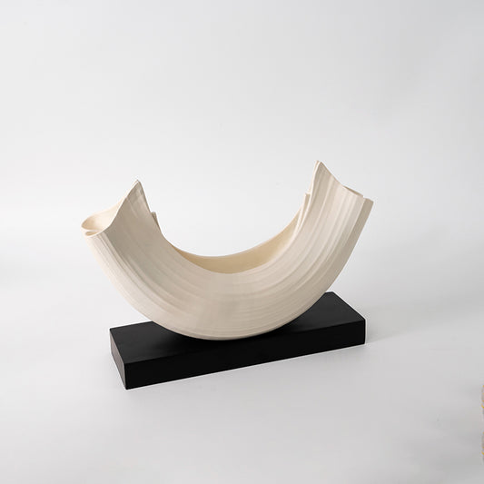 Dekorativt harpiksornament i beige – buet design på sokkel, 39 cm