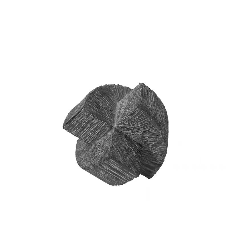 Geometrisk sort ornament i harpiks – dekorativ boligaccessory