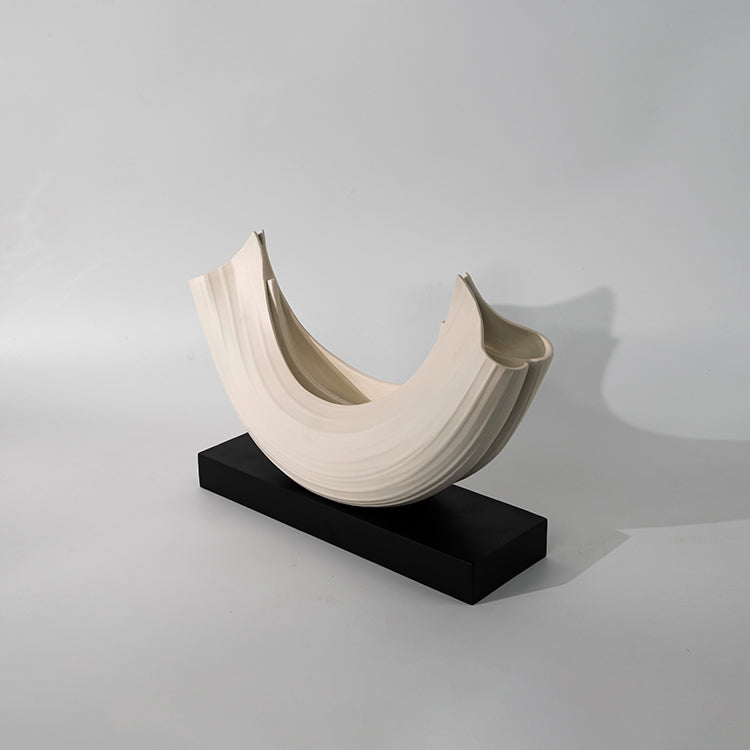 Dekorativt harpiksornament i beige – buet design på sokkel, 39 cm