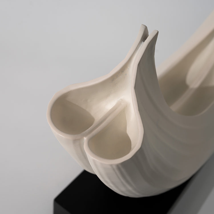 Dekorativt harpiksornament i beige – buet design på sokkel, 39 cm
