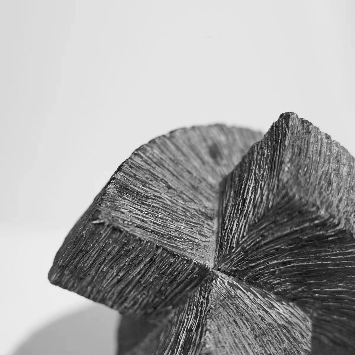 Geometrisk sort ornament i harpiks – dekorativ boligaccessory