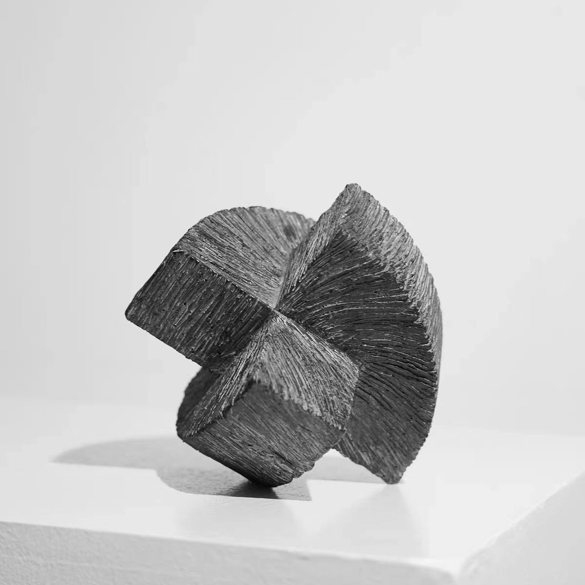 Geometrisk sort ornament i harpiks – dekorativ boligaccessory